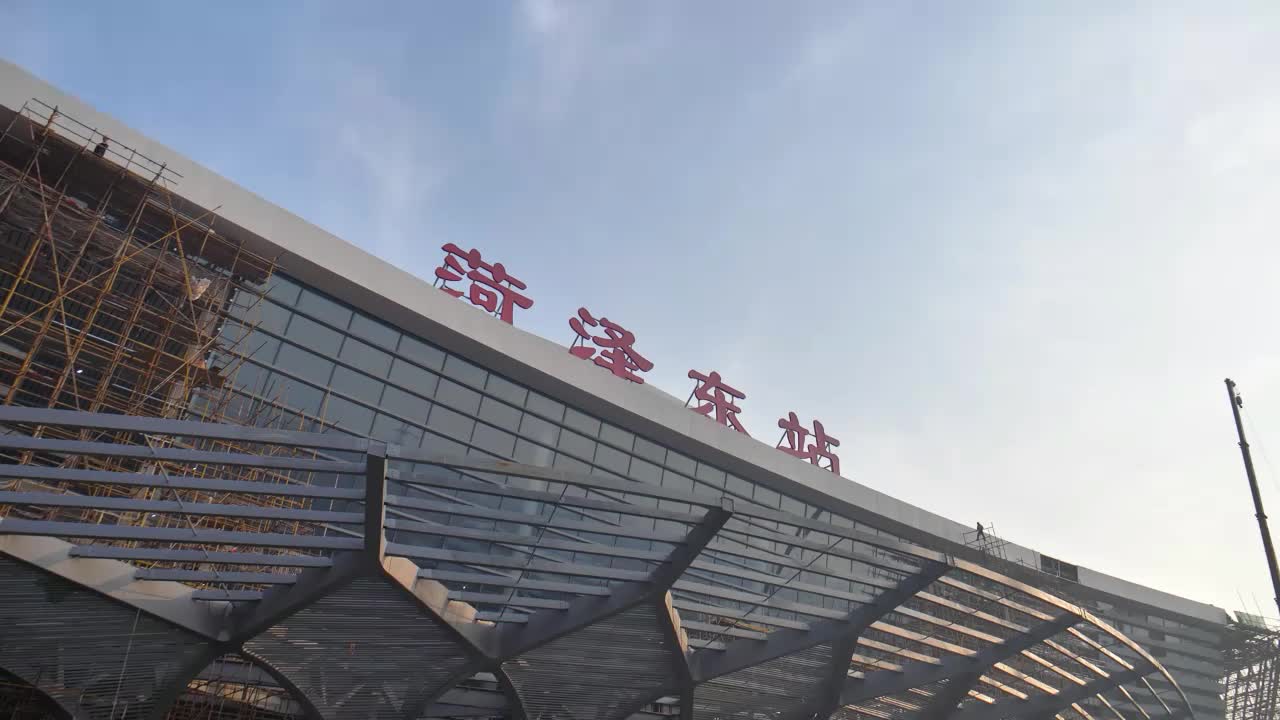 鲁南高铁菏泽东站站房即将竣工！设计凸显牡丹元素